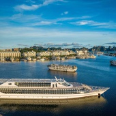 First dining yacht launched in Halong Bay