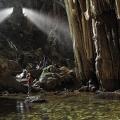 Phuong Hoang (Phoenix) Cave & Mo Ga Stream