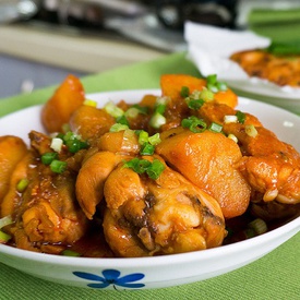 Chicken braised with potato