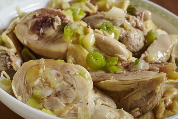 Chicken steamed with lemon